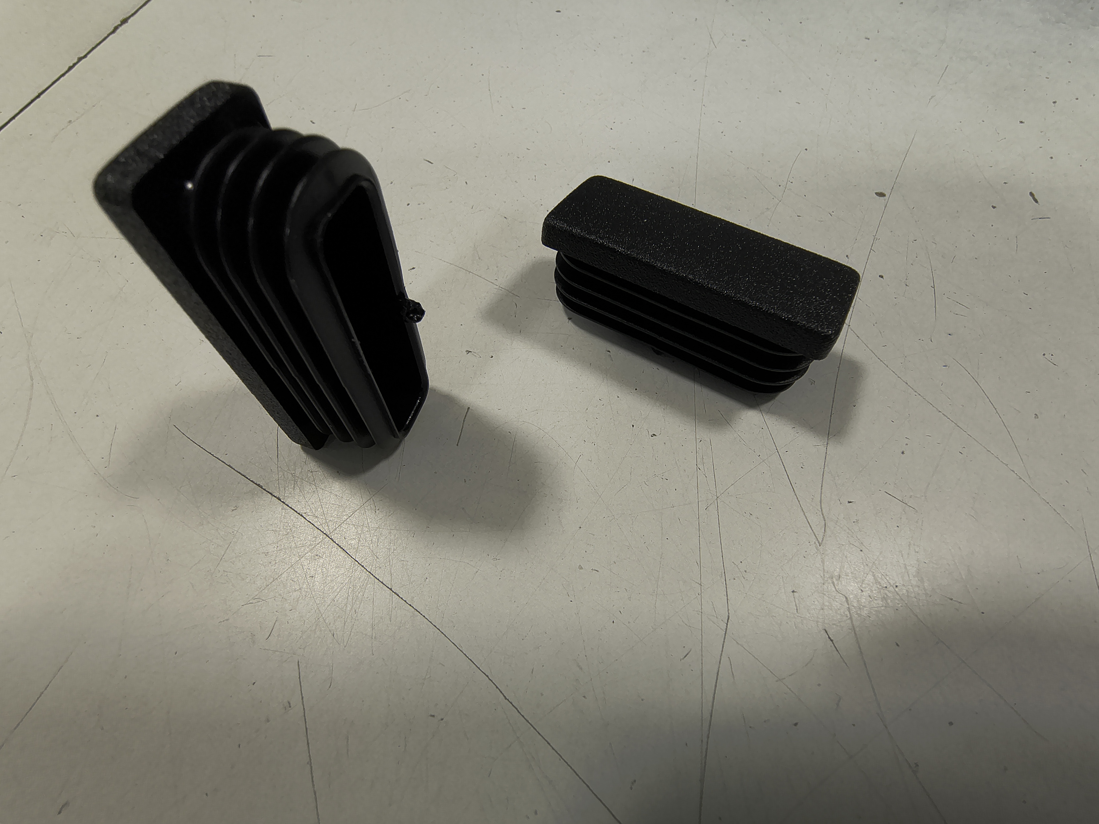 Záslepka 50x20mm obdélníková černý plast