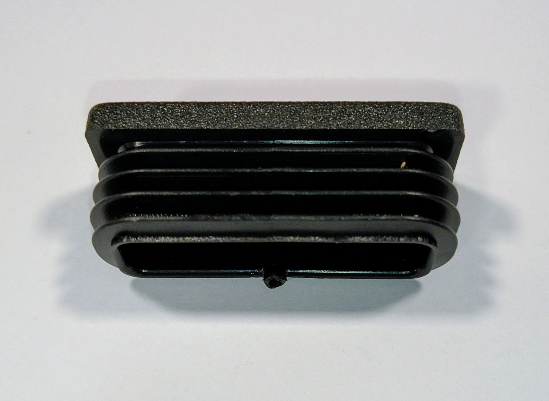 Záslepka 50x20mm obdélníková černý plast